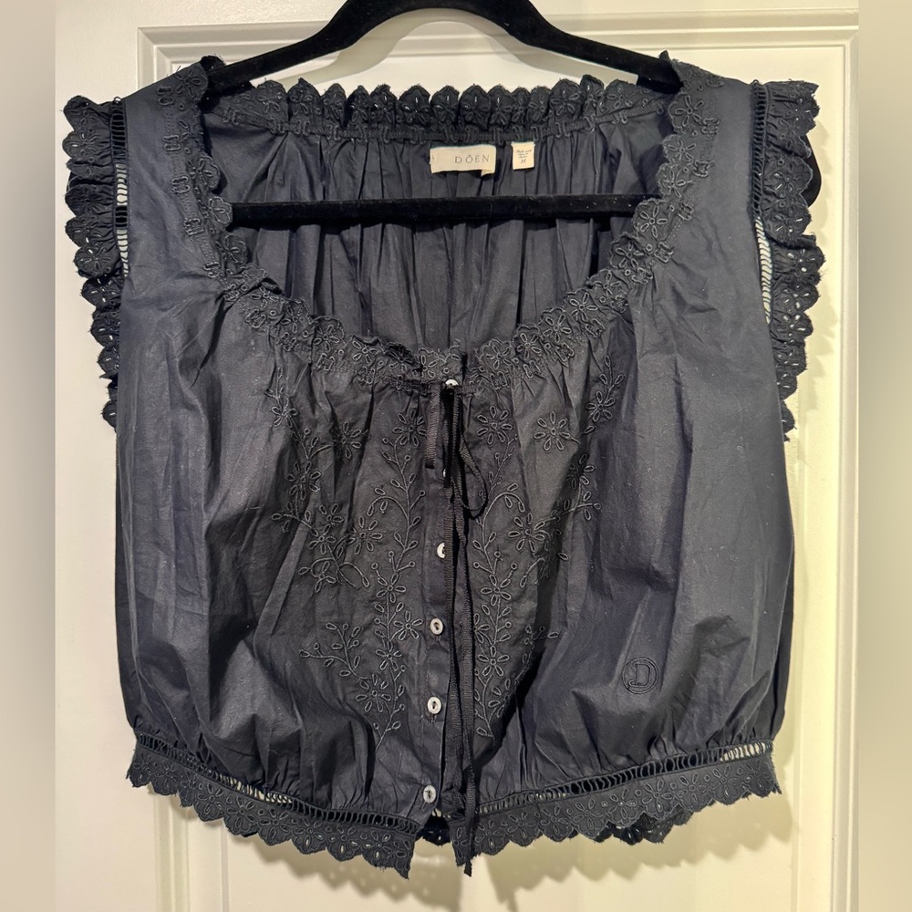 Doen Black Eyelet Lace Trim Sleeveless Blouse - Picture 2 of 4